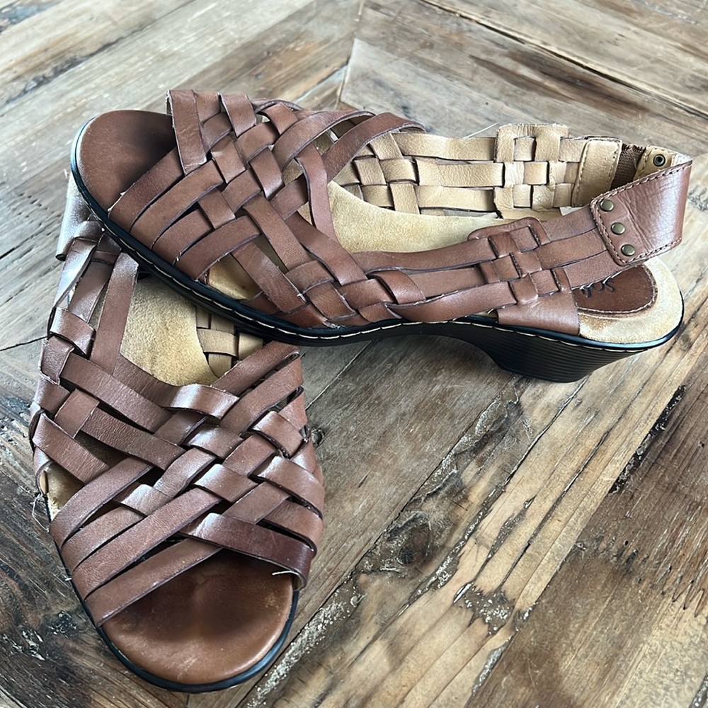 SoftSpots pillow top sandals. 8